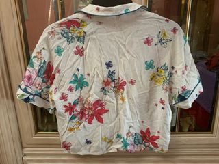 Camisa Pull&Bear de flores crop manga corta