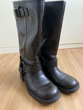 Botas altas marrones con hebillas