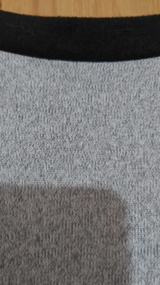 Top gris con lazos negros. Espalda