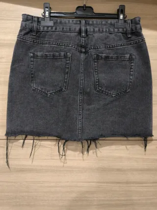 Falda vaquera negra con tachuelas