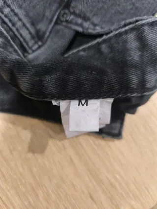 Falda vaquera negra con tachuelas