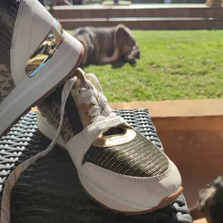 Zapatillas Michael Kors Doradas y Blancas