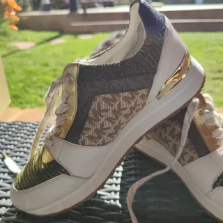 Zapatillas Michael Kors Doradas y Blancas