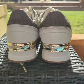 Zapatillas Michael Kors Doradas y Blancas