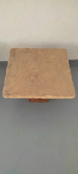 Dos mesas de madera y piedra 22€ las dos