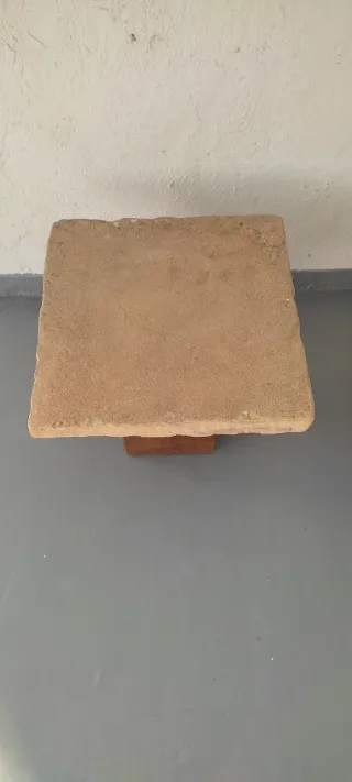 Dos mesas de madera y piedra 22€ las dos