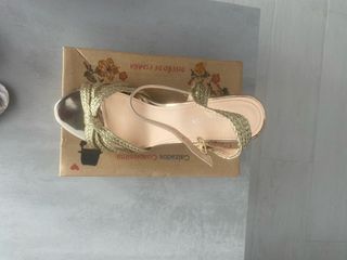 Zapatos de fiesta dorados