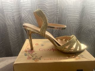 Zapatos de fiesta dorados