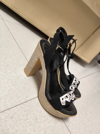 Sandalo nero con zeppa