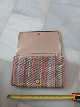 Cartera de mano multicolor con cadena dorada
