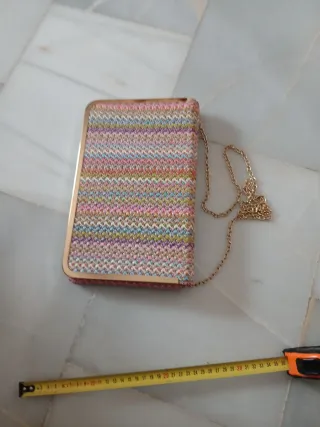 Cartera de mano multicolor con cadena dorada