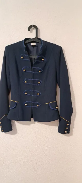 Americana azul con botones dorados