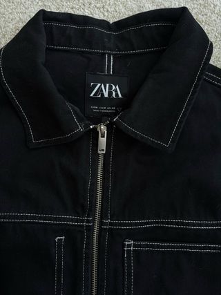 Chaqueta Zara Negra con Costuras Blancas