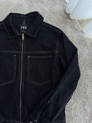 Chaqueta Zara Negra con Costuras Blancas