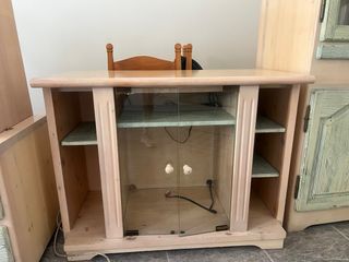 Muebles de madera y cristal