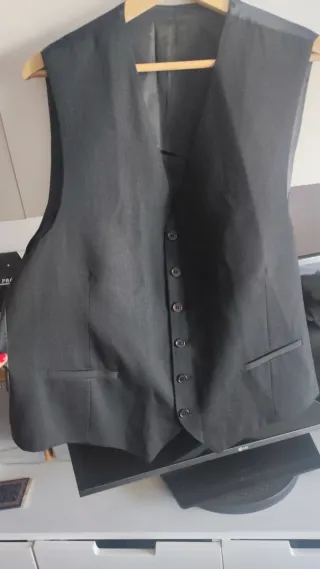 Traje chaqueta y chaleco gris oscuro