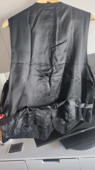 Traje chaqueta y chaleco gris oscuro