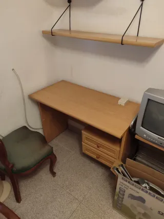 Mesa de escritorio de madera con cajones