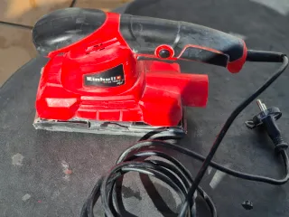 Lijadora eléctrica roja y negra