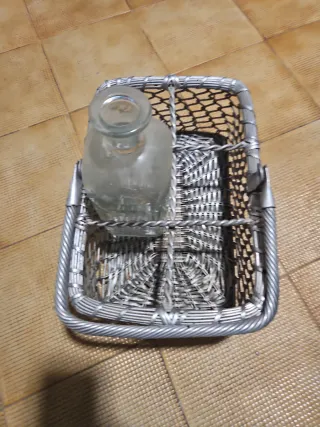 Cesta de mimbre con botella