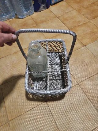 Cesta de mimbre con botella