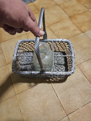 Cesta de mimbre con botella