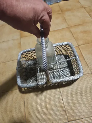 Cesta de mimbre con botella