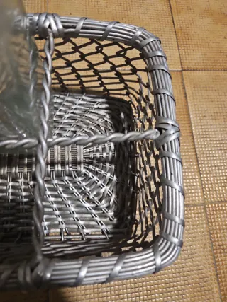 Cesta de mimbre con botella