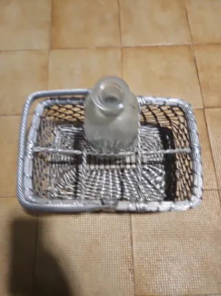 Cesta de mimbre con botella