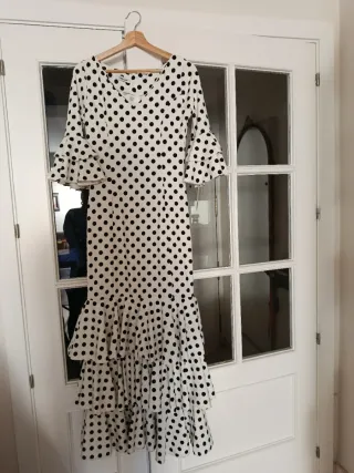 Traje de flamenca de lunares blanco y negro