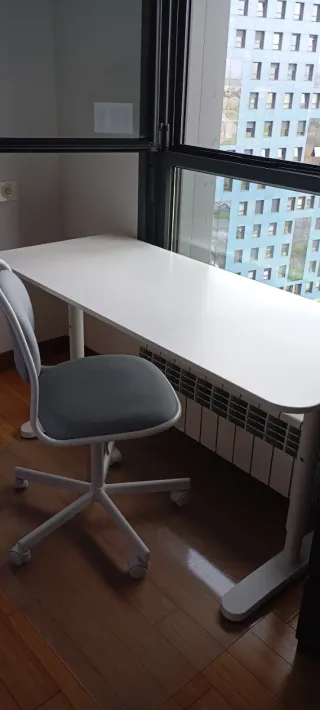 Mesa de escritorio blanca con muy poco uso.
