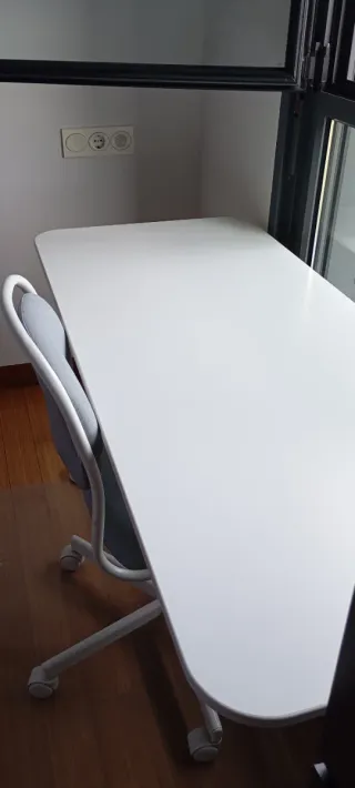 Mesa de escritorio blanca con muy poco uso.