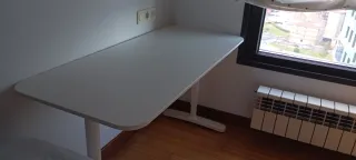 Mesa de escritorio blanca con muy poco uso.