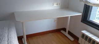 Mesa de escritorio blanca con muy poco uso.