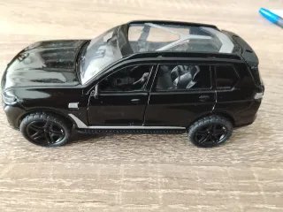 Coche de metal negro juguete