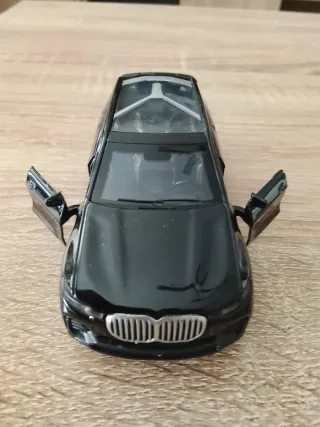 Coche de metal negro juguete