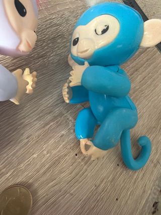 Lote 2 Monitos Juguete el morado le falta un pie