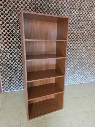 Estantería de madera marrón