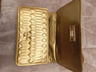 Elegante bolso dorado para fiesta
