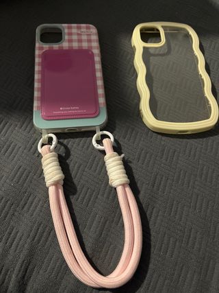 2 custodie per iPhone 11, una gialla e una rosa