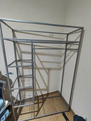 Estantería de hierro gris