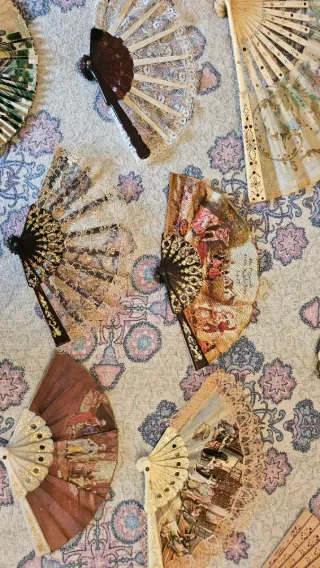 Lote de 22 abanicos antiguos decorados
