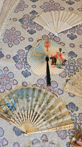 Lote de 22 abanicos antiguos decorados