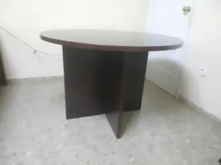 Mesa redonda de madera oscura