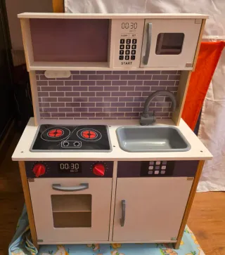 Cocinita de juguete con microondas y horno