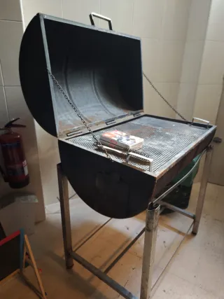 Barbacoa metálica grande