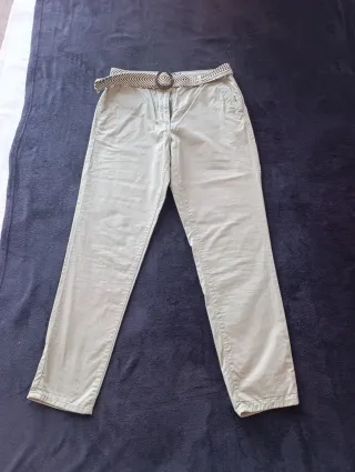Pantalón beige con cinturón estampado. Sin marca