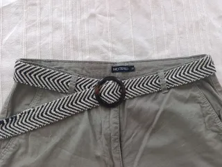 Pantalón beige con cinturón estampado. Sin marca