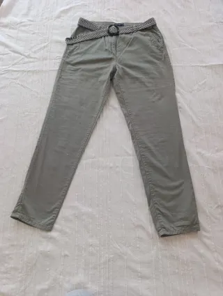 Pantalón beige con cinturón estampado. Sin marca