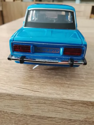 Coche de juguete de metal azul